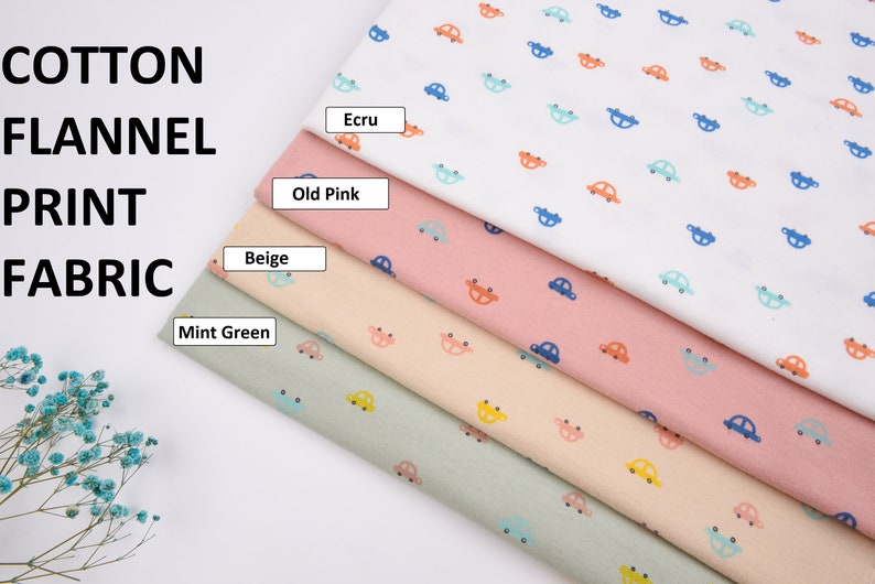 Op de afbeelding: Vier verschillende kleuren katoenen flanelstof met een klein autoprint. De kleuren zijn mintgroen, beige, oud roze en ecru.