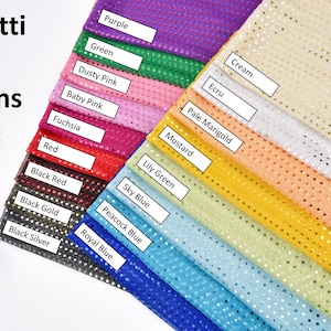 Puede incluir: Una variedad de telas de lentejuelas con puntos de confeti en colores como morado, verde, rosa polvoriento, rosa bebé, fucsia, rojo, rojo negro, oro negro, plata negro, crema, crudo, amarillo pálido, mostaza, verde lirio, azul cielo, azul pavo real y azul real.