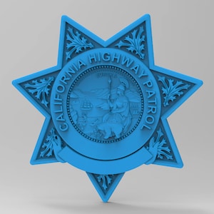Op de afbeelding: Een blauw, stervormig badge met de woorden "California Highway Patrol" en het staatszegel van Californië, waarop een grizzlybeer en de woorden "Eureka" in een cirkel staan.