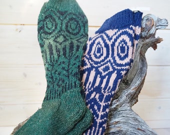 Un par de calcetines de lana tradicionales hechos a mano. Dos colores diferentes.