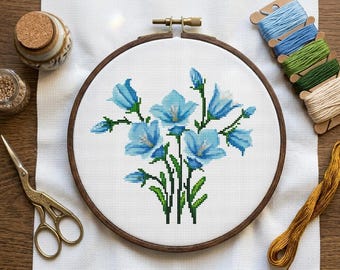 Patrón de punto de cruz de campanillas azules, gráfico de bordado botánico de flores silvestres, arte floral de primavera para pared, bordado de flores azules estilo cottagecore.