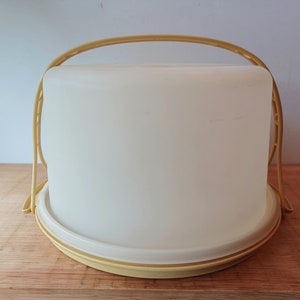 Tupperware, Kitchen, Vintage Tupperware Cake Carrier 6842 683 White 9  Diameter