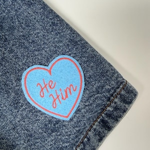 Pronomenlapp Stryk-på Han Honom | Icke-binär lapp HBTQ+ Pride-lapp | Broderat hjärta Anpassad färg Jacka Ryggsäck Gåva