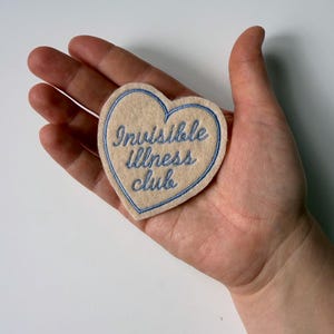 Stryklapp för osynlig sjukdom | Kronisk Spoonie-sjukdom | Medvetenhet om funktionsnedsättning | Broderat hjärta | Anpassad färgad jacka, ryggsäck, gåva