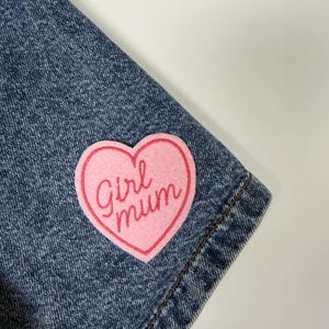 Flicka mamma tygmärke Stryk-på | Ny förälder mamma tygmärke | Broderat hjärta Anpassad färg Jacka Ryggsäck Gåva Babyshower
