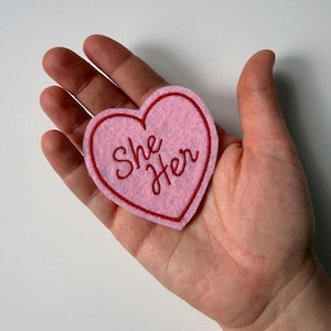 Pronomenlapp Stryk-på Hon Her | Icke-binär lapp HBTQ+ Pride-lapp | Broderat hjärta Anpassad färg Jacka Ryggsäck Gåva