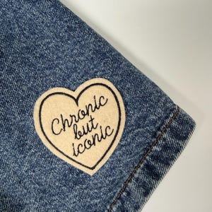 Kronisk men ikonisk stryklapp | Kronisk Spoonie sjukdom medvetenhet om funktionsnedsättning | Broderat hjärta anpassad färg jacka ryggsäck gåva
