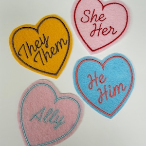 Pronomenlapp Stryk-på De Dem Hon Henne Han Honom | Icke-binär lapp HBTQ+ Pride-lapp | Broderat hjärta Anpassad färg Jacka Ryggsäck Gåva
