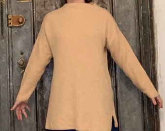 Vintage 80er Jahre Pierre Cardin Camel Farbe dicker gerippter Baumwollstrick übergroße lange Linie Pullover mit Stehkragen