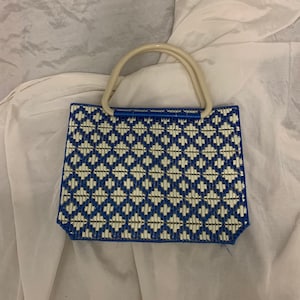 Vintage 1960er Jahre gewebt blau und weiß Karo Muster Einkaufstasche mit mod Creme Hoop Kunststoff Griffe Handtasche Top Griff Hippie Clutch