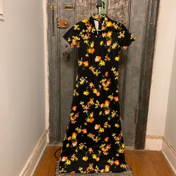 vintage années 70 manches courtes robe d’hôtesse à col pointu milieu du siècle mod noir brillant robe maxi florale robe hawaïenne xxs XS