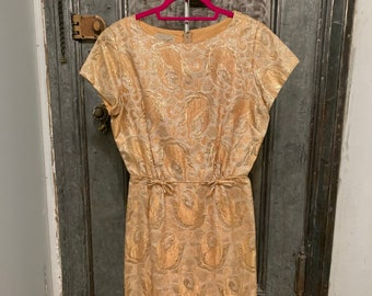 Small Vintage 50s 60s Mod short sleeve brocade jacquard knee length dress in cream with raised peach and metallic gold pattern