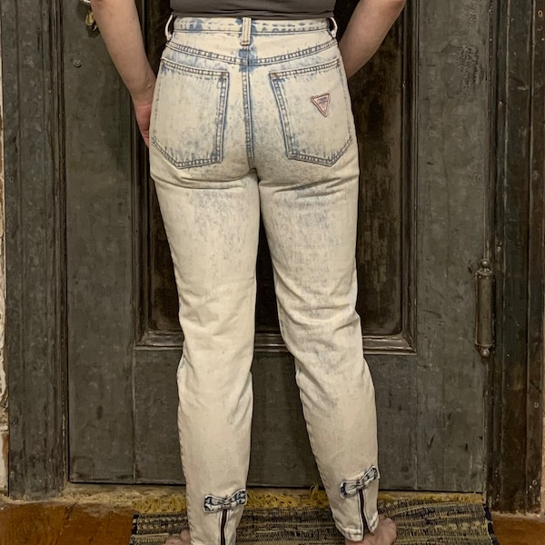 Vintage 80er Jahre Light Wash Acid Wash Zena Jeans mit Reißverschlüssen auf der Rückseite der Knöchel mit Schleifen auf 26 "Taille