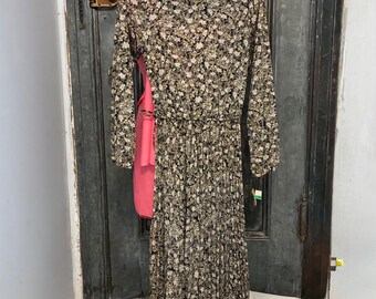 S Neu mit Etikett Vintage 70er 80er Jahre braun Kattun Floral boho schiere lange Ärmel passen flare midi Kleid Faltenrock krawatte in der Taille Amy Deb