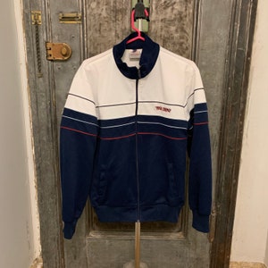 Puede incluir: Una chaqueta de chándal vintage a rayas azules y blancas con cierre de cremallera y el texto "High Energy" en la parte delantera.