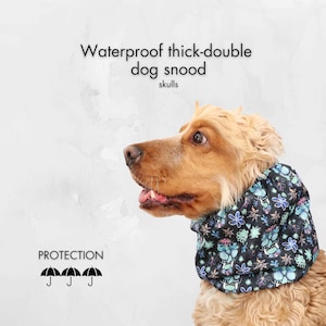Könnte beinhalten: Ein brauner und weißer Hund trägt einen wasserdichten Hundesnood in Schwarz, Blau und Grün mit einem Totenkopf- und Blumenmuster. Der Snood ist dick und doppelschichtig. Der Text "Waterproof thick-double dog snood" und "skulls" befindet sich über dem Hund. Der Text "PROTECTION" und drei Regenschirm-Symbole befinden sich unter dem Hund.