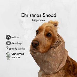 Op de afbeelding: Een bruine hond draagt een tan kerst snood met een peperkoekmannenpatroon. De snood is gemaakt van katoen en is ontworpen voor het kerstseizoen. De tekst op de afbeelding luidt "Christmas Snood" en "Ginger man".