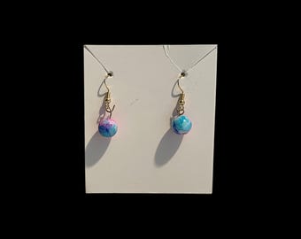 Pendientes misteriosos y coloridos hechos a mano