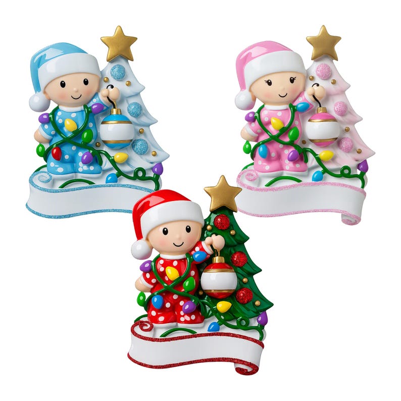 Puede incluir: Tres adornos navide&ntilde;os con figuras de dibujos animados en pijama y gorro de Pap&aacute; Noel, cada una junto a un &aacute;rbol decorado con una estrella dorada y una cinta blanca en blanco en la base. Las figuras est&aacute;n envueltas en luces de colores.