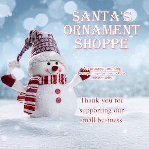 Puede incluir: Una figura de mu&ntilde;eco de nieve de peluche con un gorro y bufanda de punto con estampado rojo y blanco, con manoplas rojas y dos botones rojos en el pecho. El texto dice: SANTA'S ORNAMENT SHOPPE, We process and ship everything from our shop in Kentucky. Thank you for supporting our small business.
