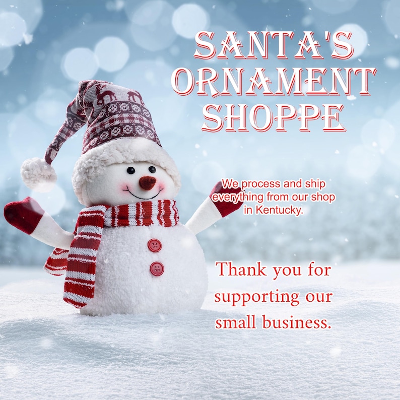 Puede incluir: Una figura de mu&ntilde;eco de nieve de peluche con un gorro y bufanda de punto con estampado rojo y blanco, con manoplas rojas y dos botones rojos en el pecho. El texto dice: SANTA'S ORNAMENT SHOPPE, We process and ship everything from our shop in Kentucky. Thank you for supporting our small business.