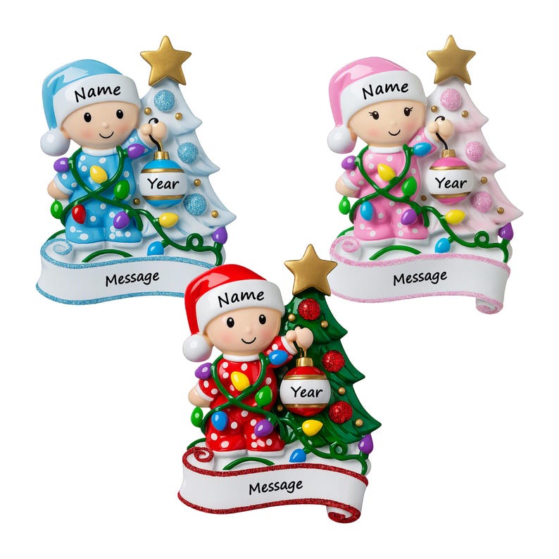 Puede incluir: Tres adornos para &aacute;rbol de Navidad con ni&ntilde;os en pijama y gorros, cada uno junto a un &aacute;rbol decorado. Los adornos incluyen espacios etiquetados como Name, Year y Message. Las figuras presentan temas de colores azul, rosa y rojo.