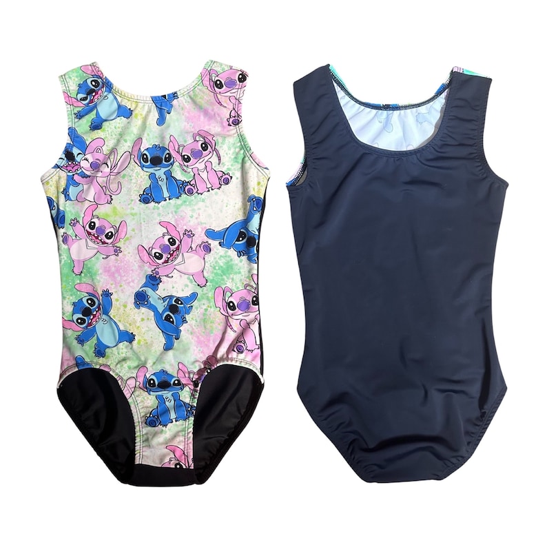 Puede incluir: Un leotardo reversible con un estampado de personajes de dibujos animados azul y rosa en un lado y un azul marino s&oacute;lido en el otro.