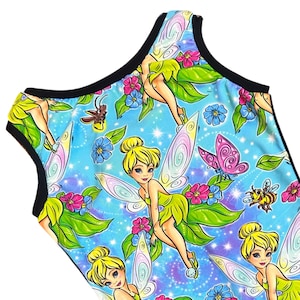 Puede incluir: Un top sin mangas azul con ribete negro y un patrón repetido de hadas Tinkerbell, flores, mariposas y abejas.