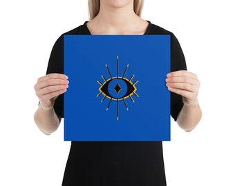Puede incluir: Un póster azul con un diseño de ojo estilizado. El ojo es negro con un diamante dorado en el centro. El ojo está rodeado de rayos dorados.
