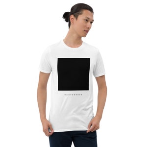 Op de afbeelding: Wit T-shirt met een zwart vierkant en de tekst "HEX #000000" gedrukt op de voorkant.