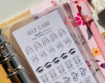 Op de afbeelding: Een witte kaart met zwarte tekst die "SELF CARE" luidt en een regel voor "Amount" en "TOTAL SAVINGS" heeft. De kaart is gevuld met zwart-wit illustraties van zelfzorgactiviteiten, waaronder een persoon met een gezichtsmasker, een persoon die een pedicure krijgt, een persoon die zijn tanden poetst en een persoon met een knot.