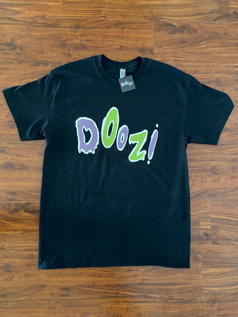 May include: Black t-shirt with a green and purple graphic that says "DOOZI!"