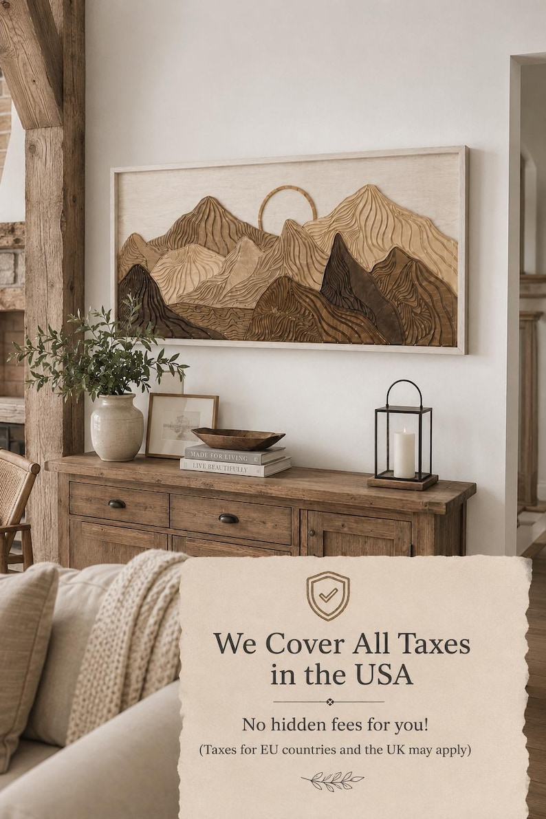 Puede incluir: Una pieza de arte mural rectangular que presenta un paisaje monta&ntilde;oso de madera en capas con un elemento solar circular, enmarcado en un borde de madera clara. La obra muestra tonos marrones y bronceados con texturas talladas y onduladas.