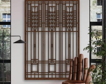 Può includere: Un grande pannello da parete rettangolare con una cornice in legno marrone scuro e un intricato motivo a griglia geometrica. Il design è composto da barre verticali e orizzontali che formano motivi rettangolari e a Y stilizzati.