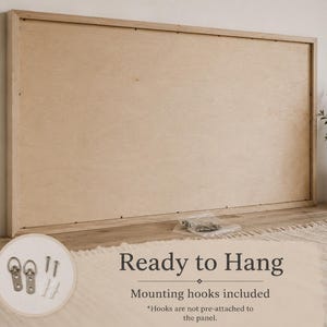 Puede incluir: Un panel rectangular de madera con acabado en color marr&oacute;n claro, que presenta una superficie plana y lisa junto con un marco perimetral. Una peque&ntilde;a bolsa de pl&aacute;stico con herrajes met&aacute;licos, incluyendo dos ganchos en D y tornillos, frente al panel.