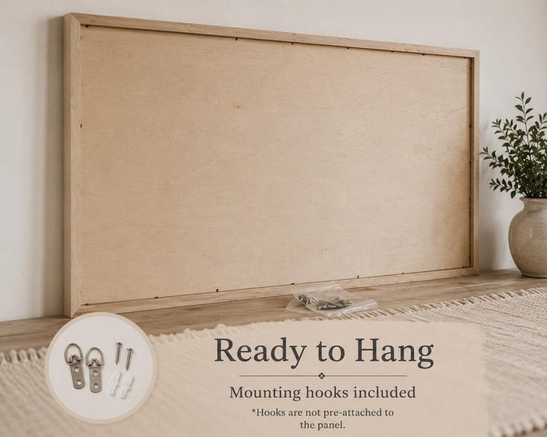 Puede incluir: Un panel rectangular de madera con acabado en color marr&oacute;n claro, que presenta una superficie plana y lisa junto con un marco perimetral. Una peque&ntilde;a bolsa de pl&aacute;stico con herrajes met&aacute;licos, incluyendo dos ganchos en D y tornillos, frente al panel.