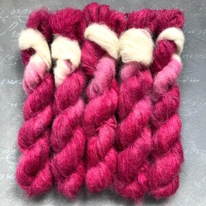 Alpackasilkesgarn SURISILK, handfärgat, RUBY