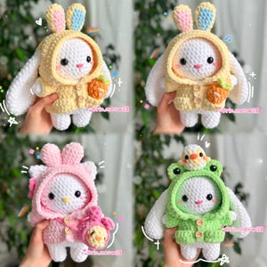 Może przedstawiać: Cztery pluszowe zabawki wykonane na szydełku w różnych strojach. Pierwsza to żółty królik z marchewką, druga to zielona żaba z żółtym pisklęciem, trzecia to różowy królik z różowym pisklęciem, a czwarta to żółty królik z marchewką.