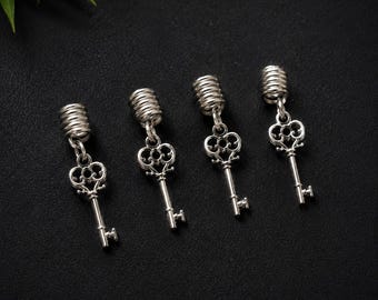 クラウンキーロックチャームセットをアンロック | シルバーキーロックジュエリー4個セット | ドレッドロックアクセサリー | ロック、ブレード、ツイスト用のヘアチャーム。