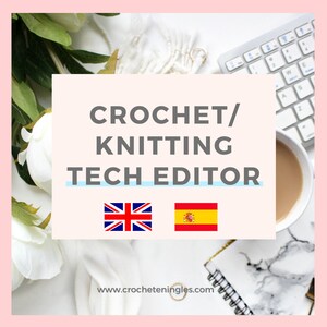 Könnte beinhalten: Ein weißer Hintergrund mit einer weißen Blume, einer weißen Decke, einer Tastatur, einer Tasse Kaffee und einem Notizbuch. Der Text "CROCHET/KNITTING TECH EDITOR" ist in Grau auf rosa Hintergrund geschrieben. Der Text "www.crocheteningles.com" ist in Schwarz auf weißem Hintergrund geschrieben. Die Flaggen von Großbritannien und Spanien sind unter dem Text abgebildet.