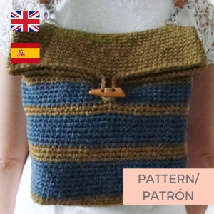 Puede incluir: Un bolso de crochet con rayas marrones y azules, un cierre de madera y una correa marrón. El bolso tiene una parte superior plegable y está hecho con un punto texturizado. El texto "PATTERN/PATRÓN" es visible en la esquina inferior derecha de la imagen.