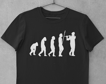 Może przedstawiać: Czarny T-shirt z białym nadrukiem przedstawiającym ewolucję człowieka, kończącą się na człowieku grającym na flecie.