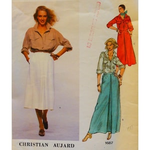 Könnte beinhalten: Vintage Schnittmuster mit drei Modeillustrationen. Ein Model trägt ein beigefarbenes Hemd mit Knöpfen und einen weißen Rock. Ein anderes Model trägt ein rotes Kleid, und das dritte trägt ein gestreiftes Hemd und eine türkisfarbene Hose. Das Muster ist mit "Christian Aujard" und "1687" gekennzeichnet.
