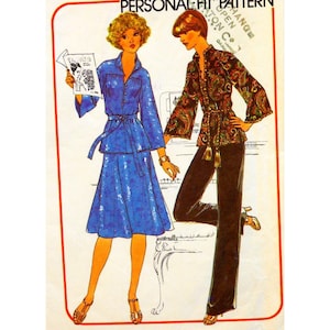 Peut inclure: Un patron de couture vintage représentant deux femmes portant des tenues différentes. La femme de gauche porte une jupe bleue et un haut assorti avec une ceinture. La femme de droite porte un haut à imprimé paisley noir et marron avec un pantalon noir. Le patron est intitulé "Personal Fit Pattern".