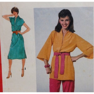 Puede incluir: Ilustración de dos conjuntos de mujer. Uno es un vestido verde azulado con un cinturón marrón. El otro es una blusa naranja con un cinturón rosa y pantalones rosas. Ambos conjuntos tienen un estilo vintage.