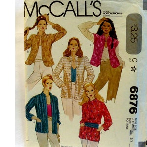 Könnte beinhalten: Vintage McCall's Schnittmusterumschlag mit Illustrationen verschiedener Blusen und Jacken. Der Umschlag zeigt das McCall's-Logo und die Schnittmusternummer 6876. Der Preis beträgt 3,25 $. Das Muster enthält eine Brustgröße von 10.