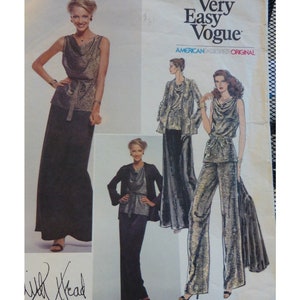 Peut inclure: Un patron de couture pour un haut et un pantalon. Le patron s'appelle "Very Easy Vogue" et est un original de créateur américain. Le patron montre trois styles différents du haut et du pantalon. Le haut est un haut à col enroulé avec une ceinture à nouer. Le pantalon est un pantalon large. Le patron est imprimé sur un fond blanc avec du texte noir.