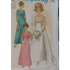 Puede incluir: Patrón de costura vintage para un vestido de novia y dos vestidos de dama de honor. El vestido de novia es blanco con un corpiño de encaje y una cola larga. Los vestidos de dama de honor son azul verdoso y rosa con un diseño sencillo.