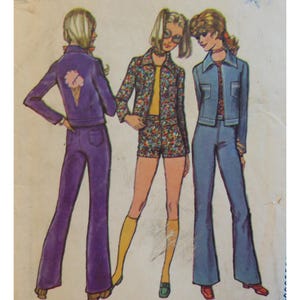 以下が含まれることがあります： 1970年代風の衣装を着た3人の人物を描いたヴィンテージファッションイラスト。1人はアイスクリームコーンのデザインの紫色のジャケットとそれに合うパンツを着用。もう1人は花柄のジャケットとショートパンツを着用。3人目はデニムジャケットとパンツを着用。