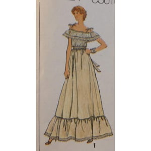 Könnte beinhalten: Illustration eines Vintage-Kleidermusters. Das Kleid hat einen gerüschten Ausschnitt, Schulterträger und einen langen, fließenden Rock mit gerüschtem Saum. Das Kleid ist hellbeige mit dunkler Bordüre.